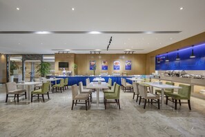 Phục vụ bữa sáng, bữa trưa và bữa tối 