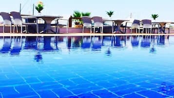 Kolam renang terbuka, payung kolam, kerusi lepak pantai