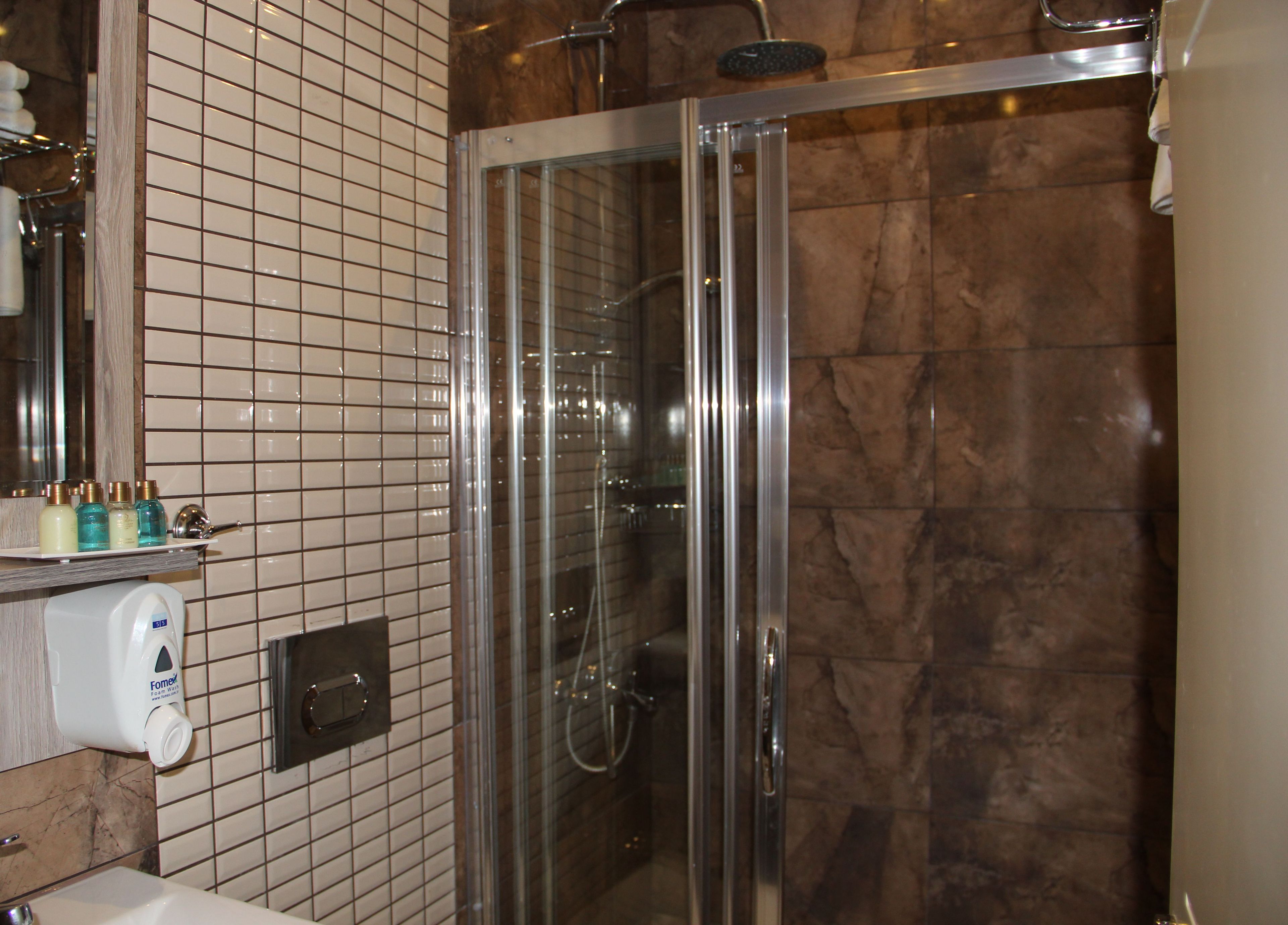 deluxe double room, sea view | bathroom | shower, hair dryer, slippers, towels