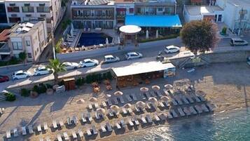 Plage privée, chaises longues, parasols, serviettes de plage