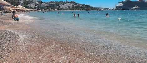 Privat strand, solstolar, parasoller och strandhanddukar