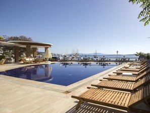 Outdoor pool, pool umbrellas, pool loungers - Akkan Beach Hotel (Bodrum)