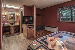 Premium bedding, iron/ironing board, free WiFi, bed sheets - Shadow Mountain Lodge and Cabins (Ruidoso)