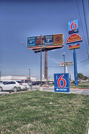 Front of property - Motel 6 Weslaco, TX (Weslaco)