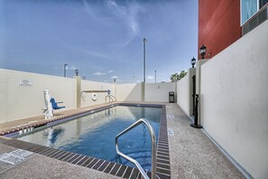 Outdoor pool - Motel 6 Weslaco, TX (Weslaco)