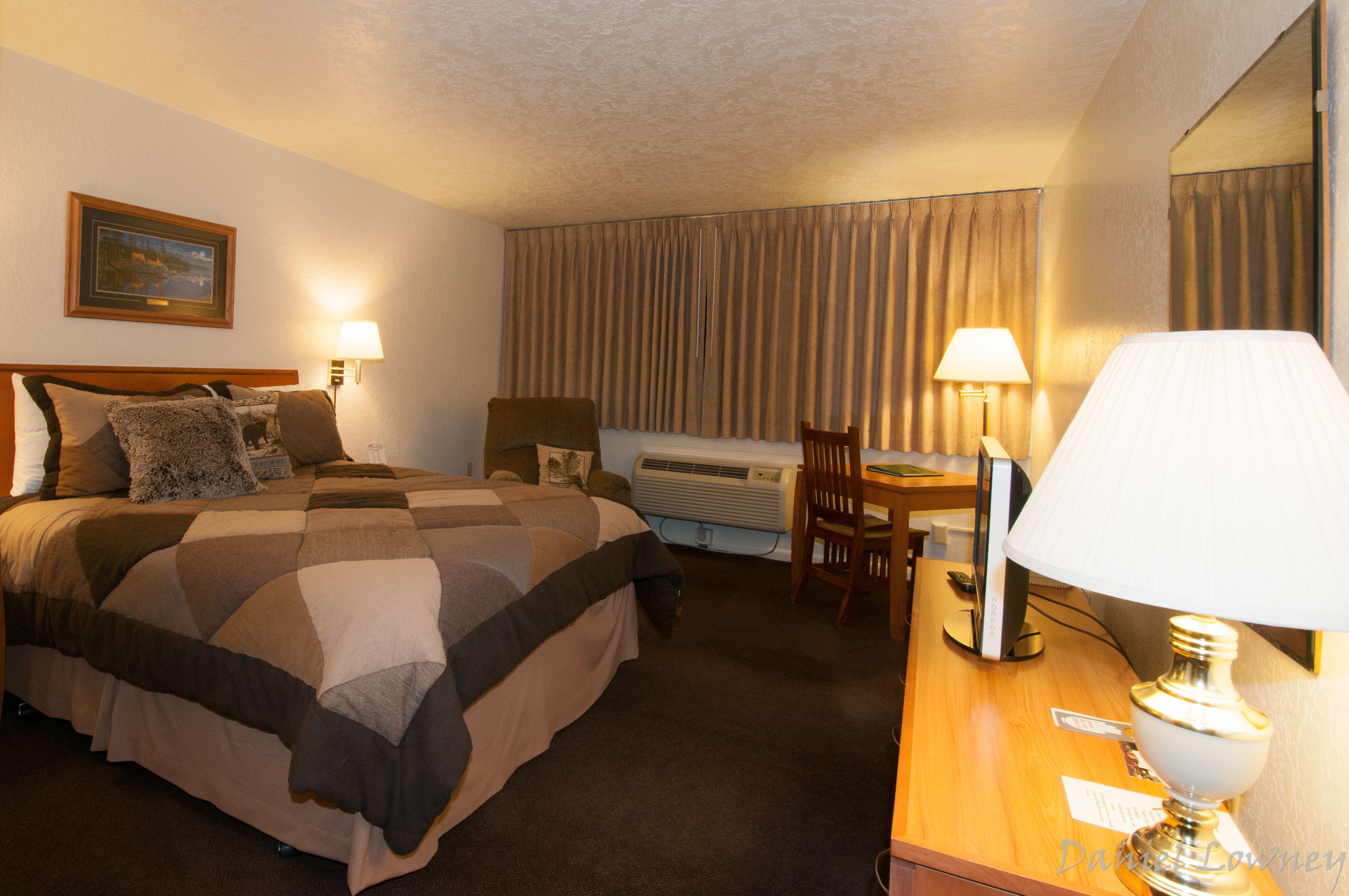 standard room, 1 queen bed | 1 bedroom, individually decorated, desk, cots/infant beds