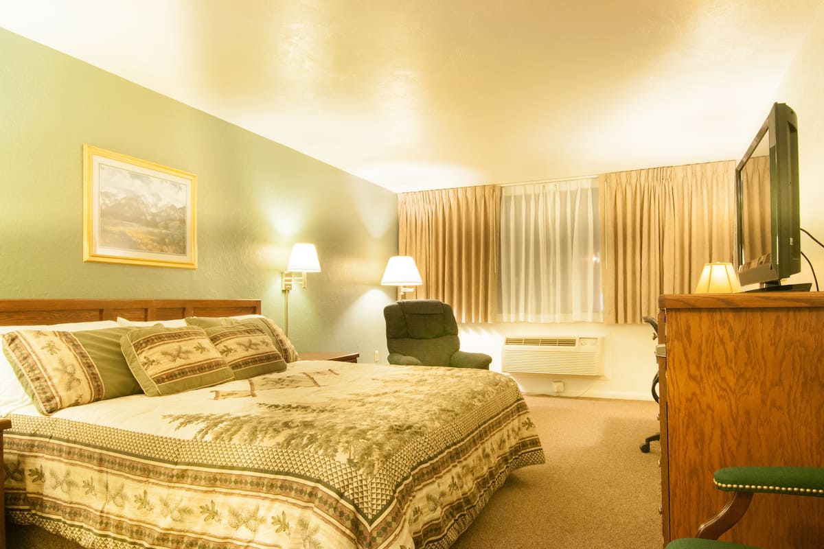 standard room | 1 bedroom, individually decorated, desk, cots/infant beds