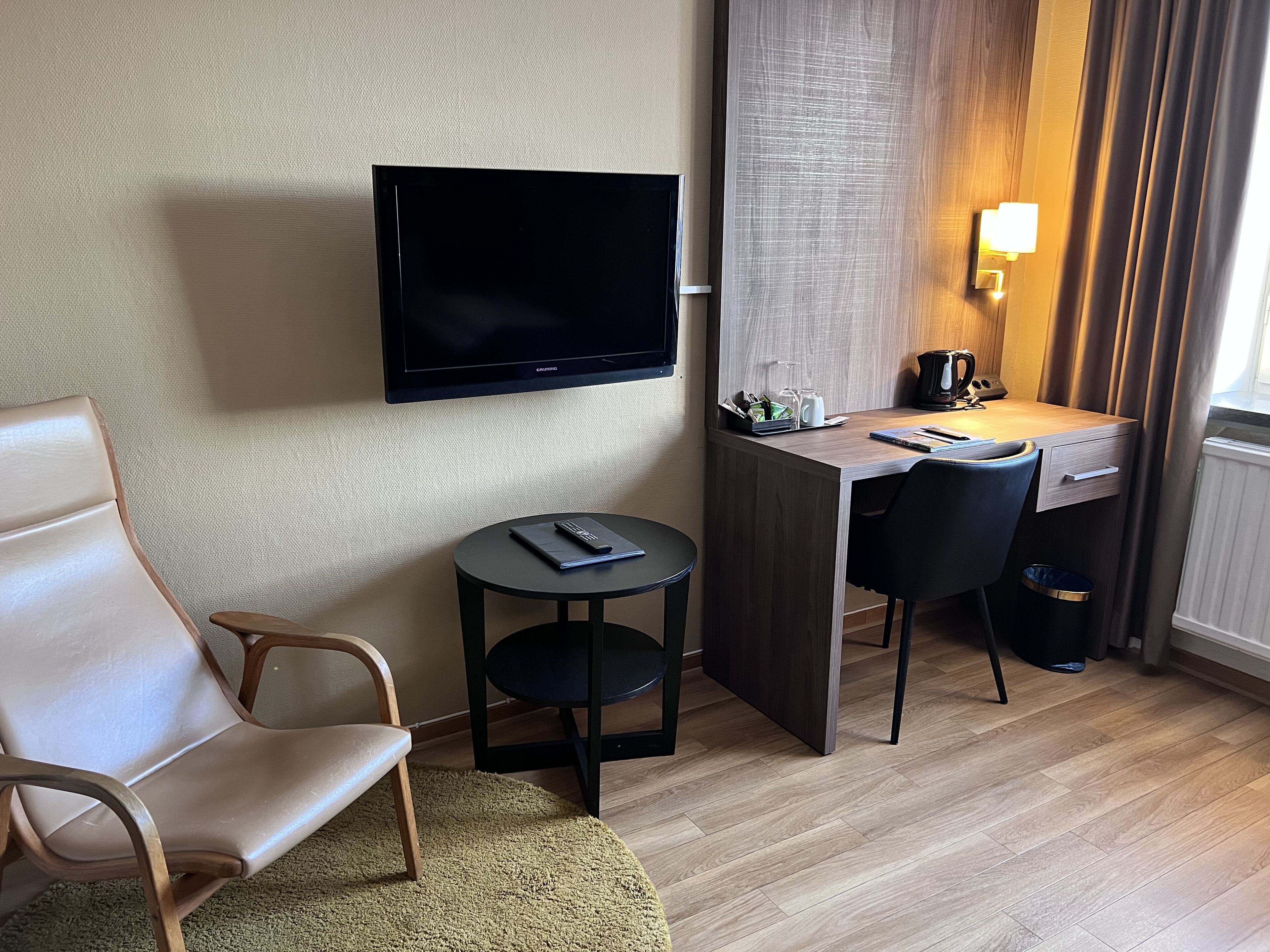 twin room | living area | 32-inch flat-screen tv with cable channels, tv