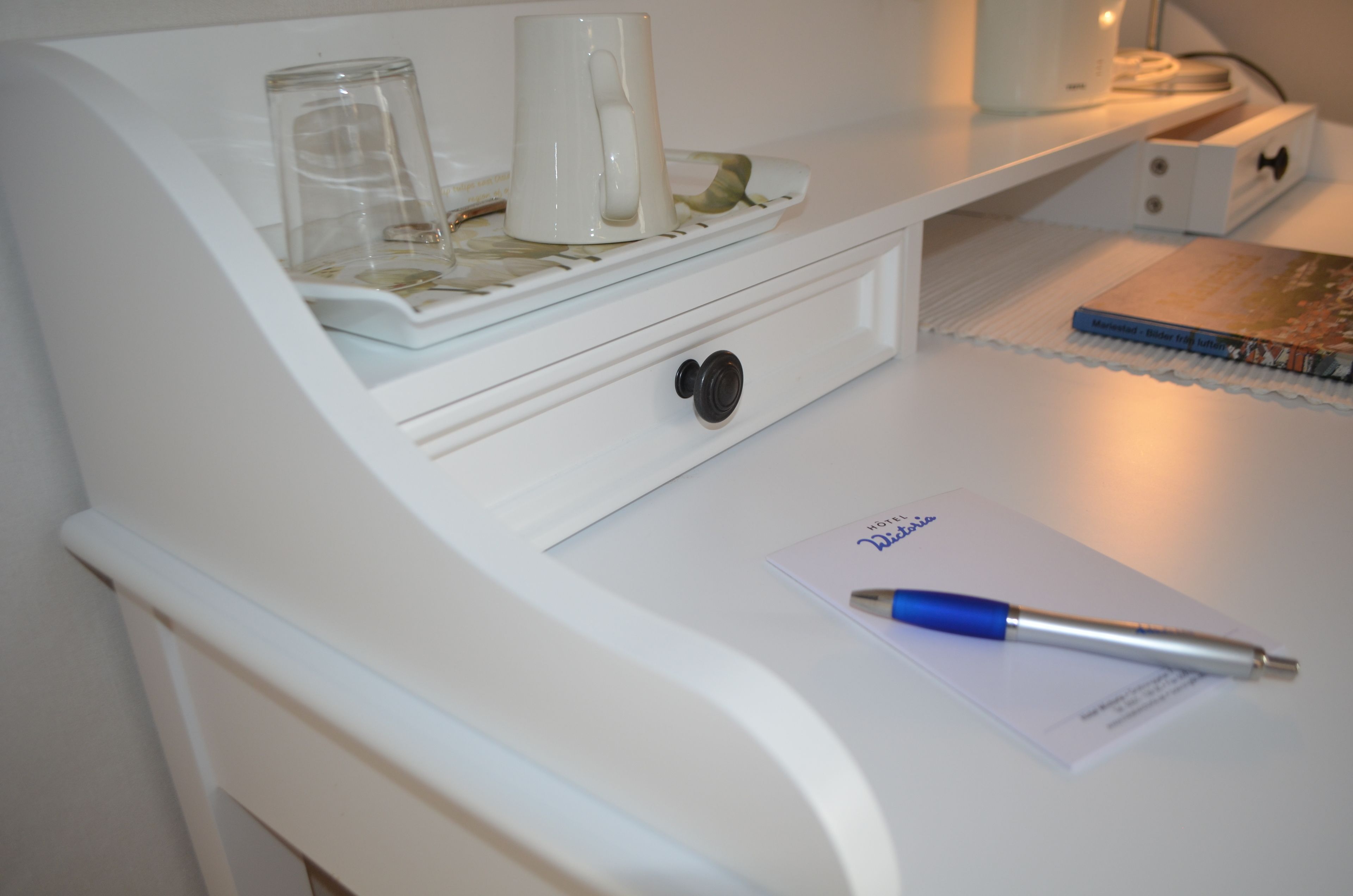 32-inch flat-screen tv with cable channels, tv