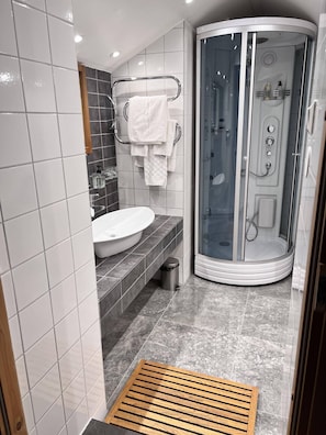 Quarto superior | Banheiro | Chuveiro, secador de cabelo, toalhas de banho