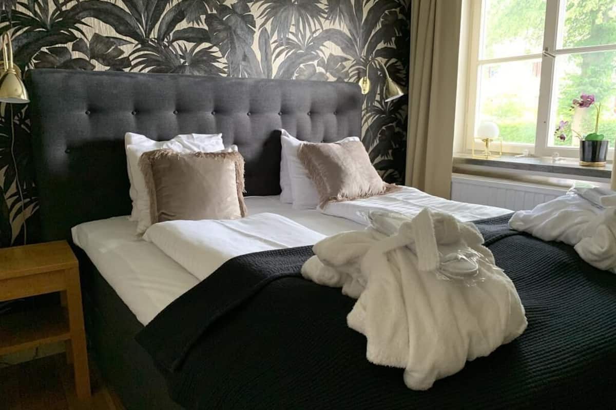 family room | in-room safe, cots/infant beds, rollaway beds, free wifi