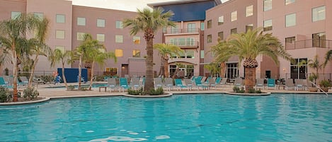 2 piscines extérieures, tentes de plage