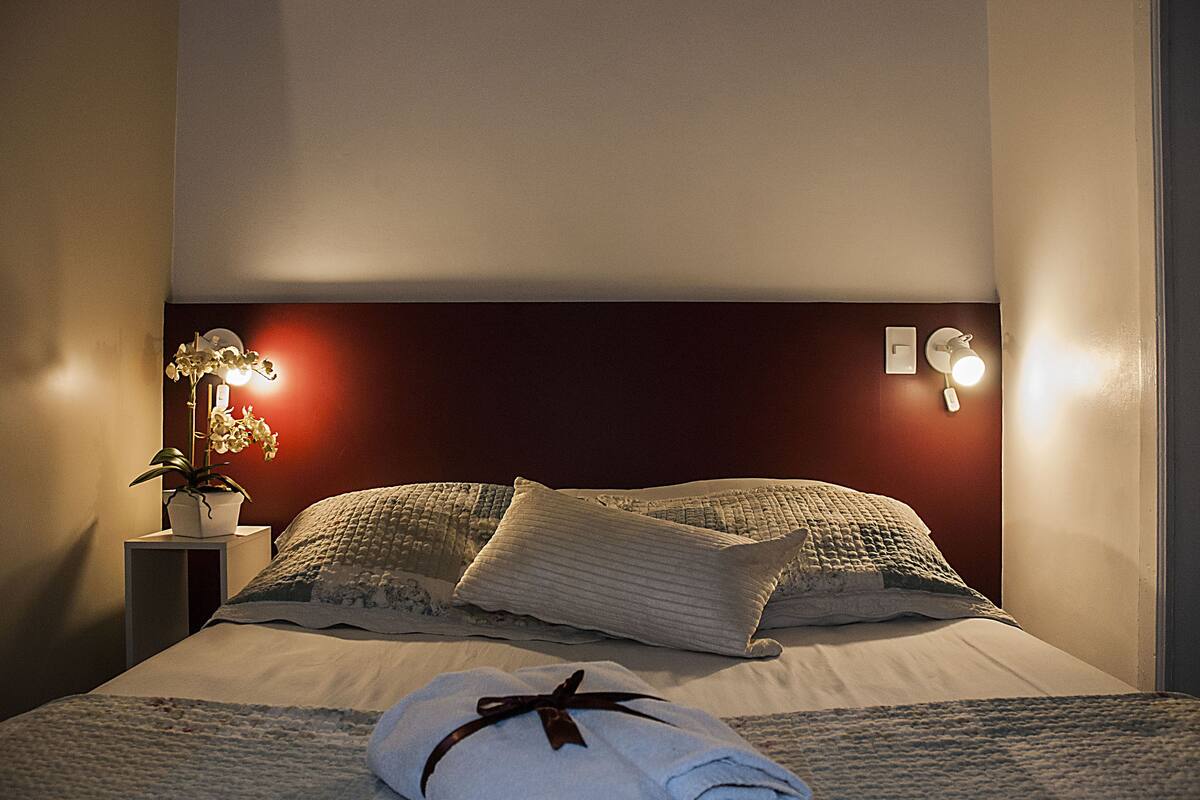 Habitación doble estándar | Escritorio, tabla de planchar con plancha, cunas y wifi gratis