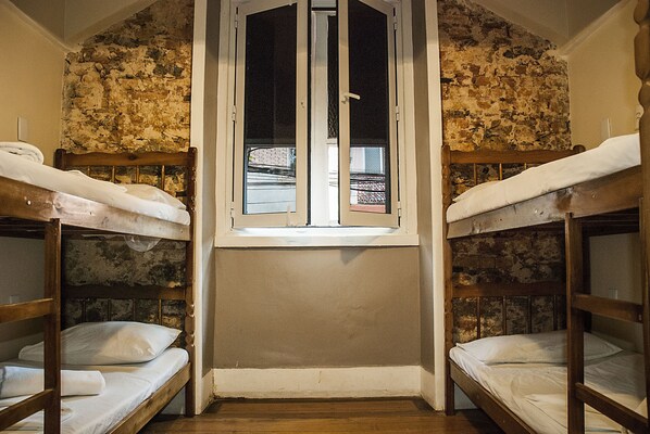 Quadruple Room | Desk, iron/ironing board, cots/infant beds, free WiFi