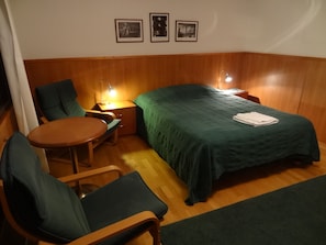 Premium bedding, desk, blackout curtains, cots/infant beds