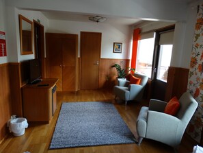 Twin Room | Living room | LED TV - Botnia Hotel & Restaurant (Kronoby)