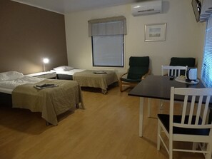 Zweibettzimmer | Hochwertige Bettwaren, Schreibtisch, Verdunkelungsvorhänge, Babybetten