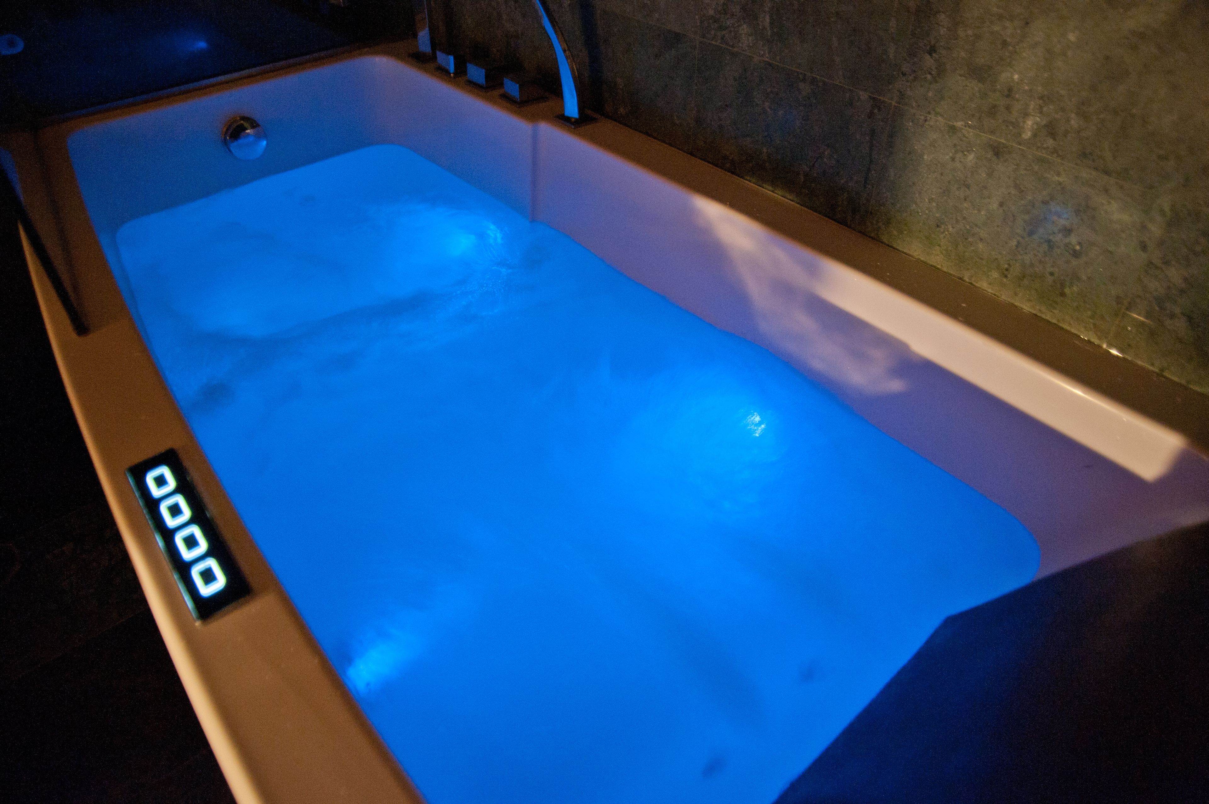 double room | deep-soaking bathtub