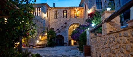 Majoituspaikan julkisivu illalla/yöllä