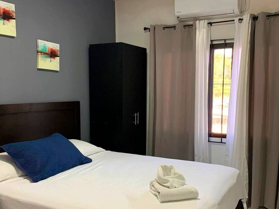 Peti besi dalam bilik, meja, Wi-fi percuma, cadar katil