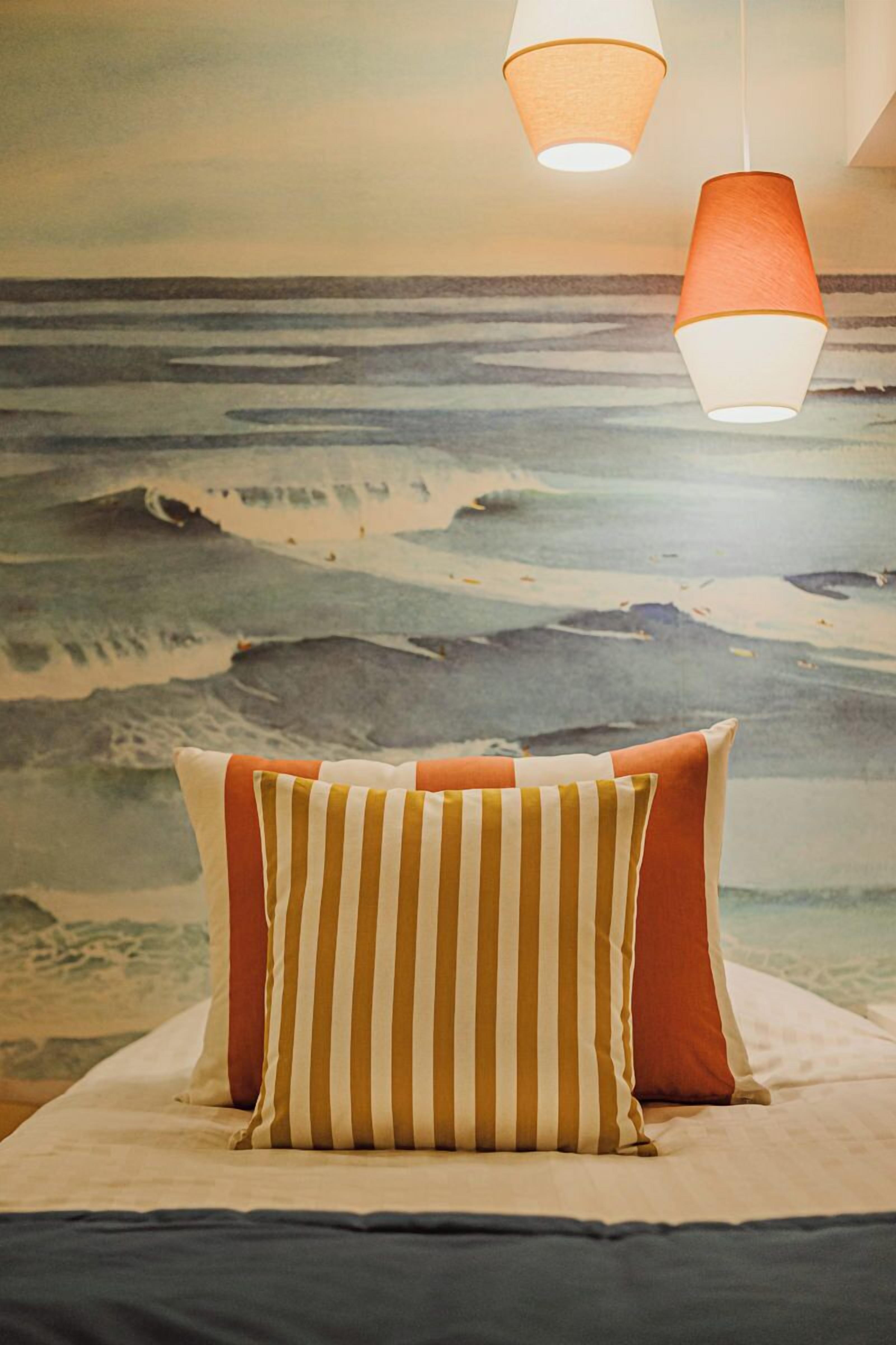 triple room (troglodyte) | desk, blackout curtains, soundproofing, iron/ironing board