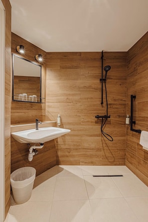 Triple Room (Troglodyte) | Bathroom | Hair dryer, towels