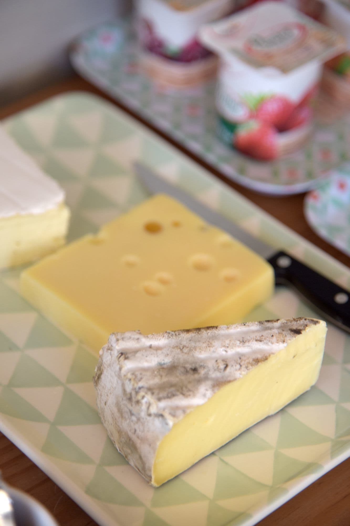 Un plato con tres tipos distintos de queso.