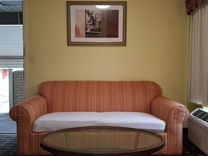 واي فاي مجانًا وملاءات أسرّة