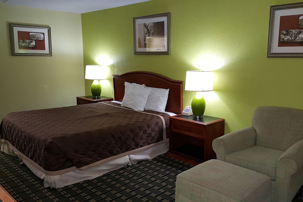Standard Room, 1 King Bed | WiFi (free), bed sheets
