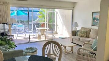 Unit 115 Courtyard View | In-room dining