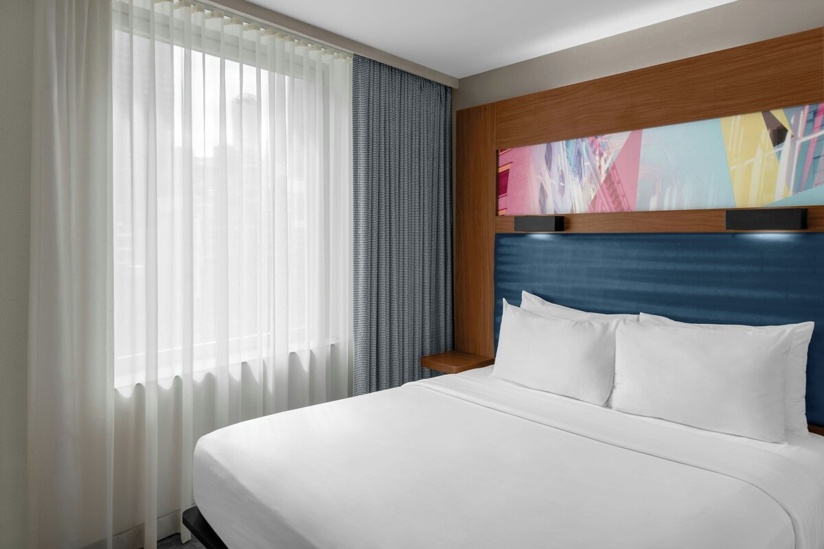 Zimmer, 1 King-Bett | Hochwertige Bettwaren, Pillowtop-Betten, Zimmersafe, Schreibtisch