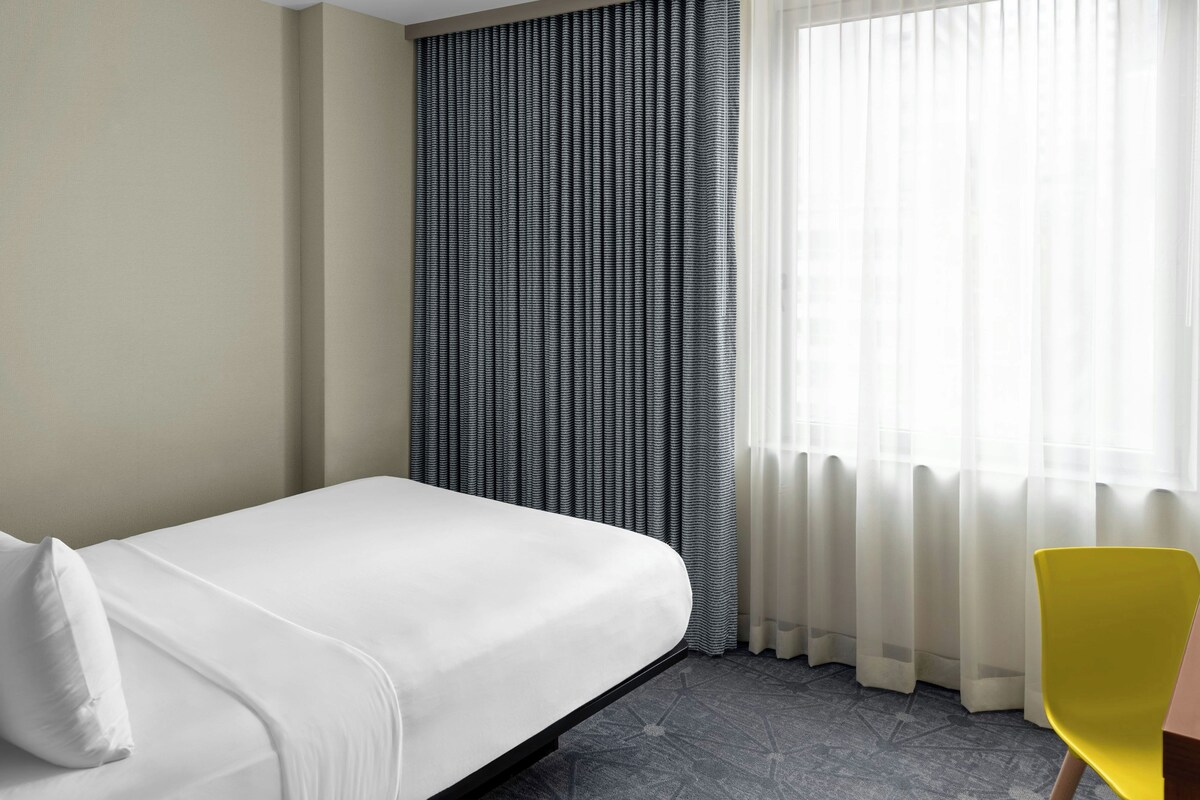 Zimmer, 1 Queen-Bett | Hochwertige Bettwaren, Pillowtop-Betten, Zimmersafe, Schreibtisch