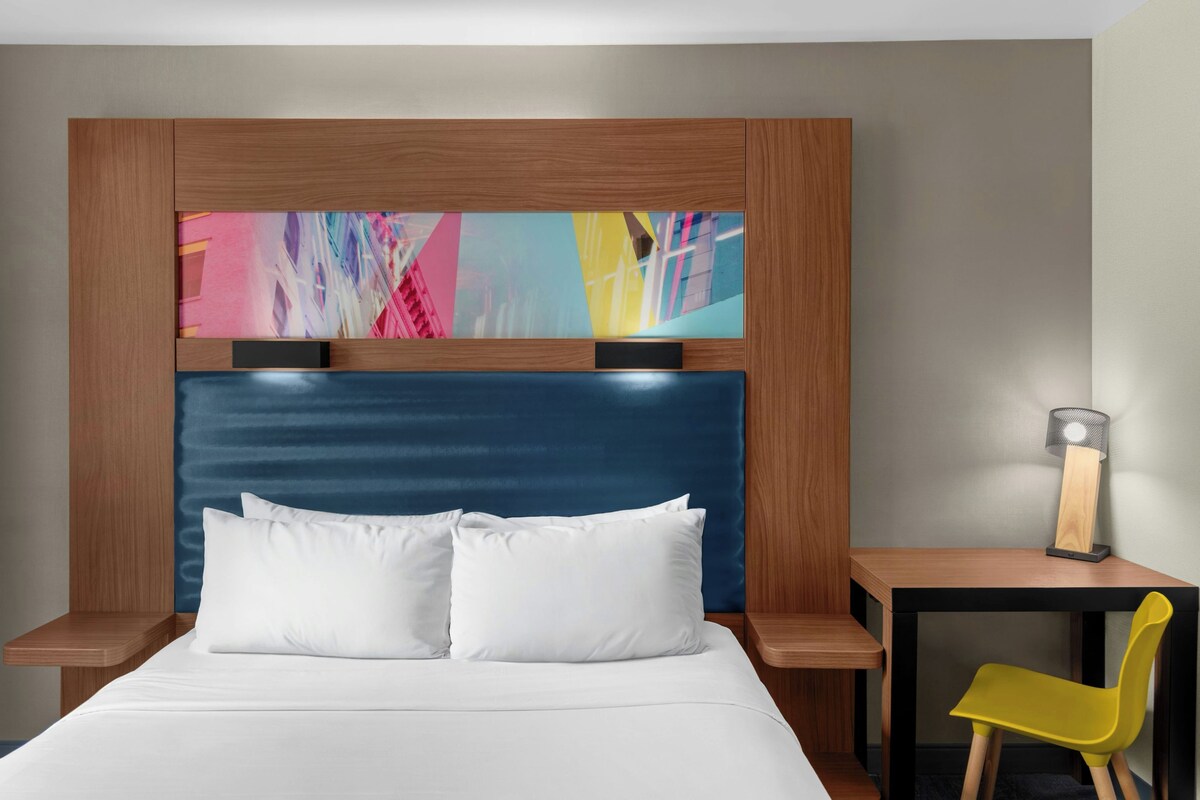 Zimmer, 1 King-Bett, Ausstattung für hörgeschädigte Menschen, Stadtblick (Roll-in Shower) | Hochwertige Bettwaren, Pillowtop-Betten, Zimmersafe, Schreibtisch