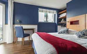 In-room safe, desk, free cots/infant beds, free WiFi - Brit Hotel De Paris (Saint-Jean-de-Luz)