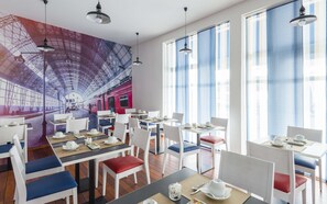 Desayuno continental (EUR 9.50 por persona)