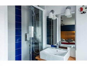Een douche, gratis toiletartikelen, een haardroger, handdoeken
