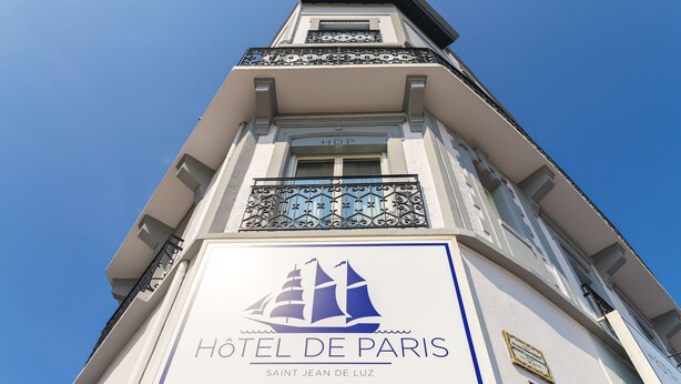 A hotel sign with a ship logo and the name "HOTEL DE PARIS". - Brit Hotel De Paris (Saint-Jean-de-Luz)