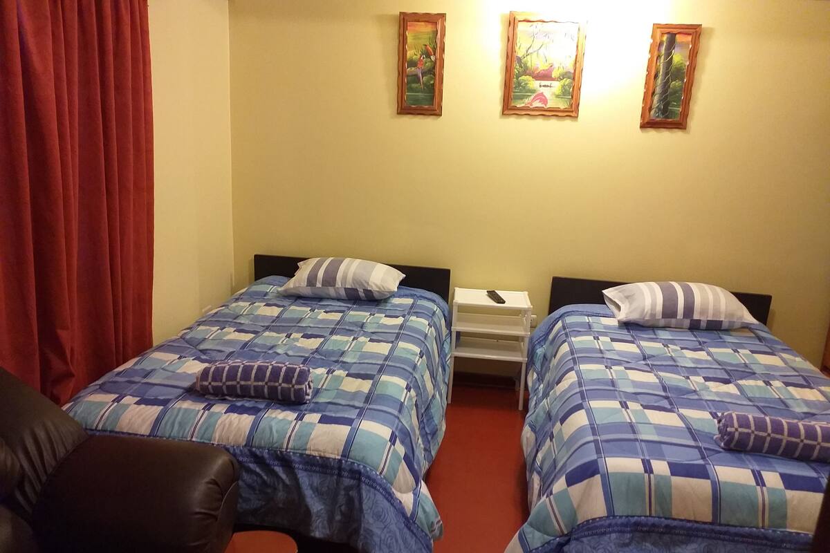 Standard-Zweibettzimmer, eigenes Bad, Stadtblick | Kostenloses WLAN