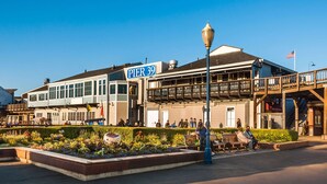 Pier 39 with a waterfront view, outdoor seating area, and a mix of commercial and residential buildings. - Pacific Heights Inn (San Francisco)
