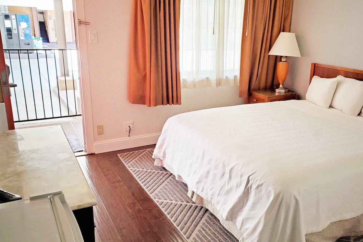 Room, 1 King Bed, Accessible, Non Smoking | Laptop workspace, blackout curtains, iron/ironing board, free WiFi
