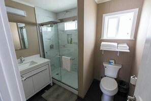 Combined shower/tub, free toiletries, hair dryer, towels - Pacific Heights Inn (San Francisco)