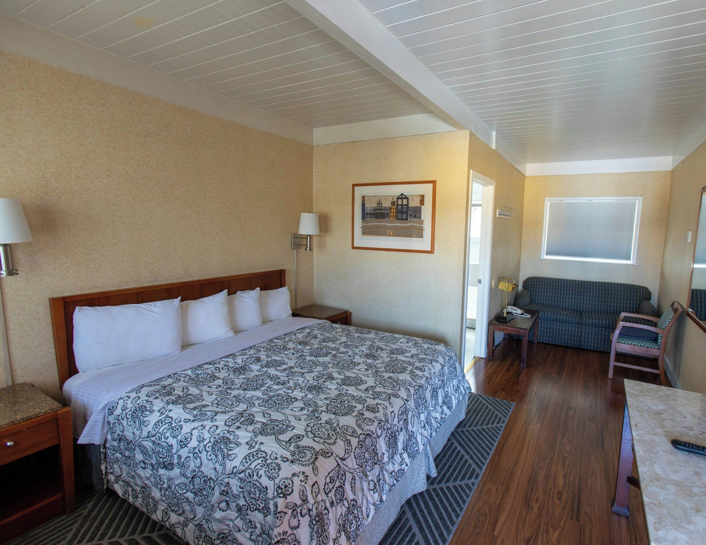 Room, 1 King Bed, Non Smoking, Private Bathroom