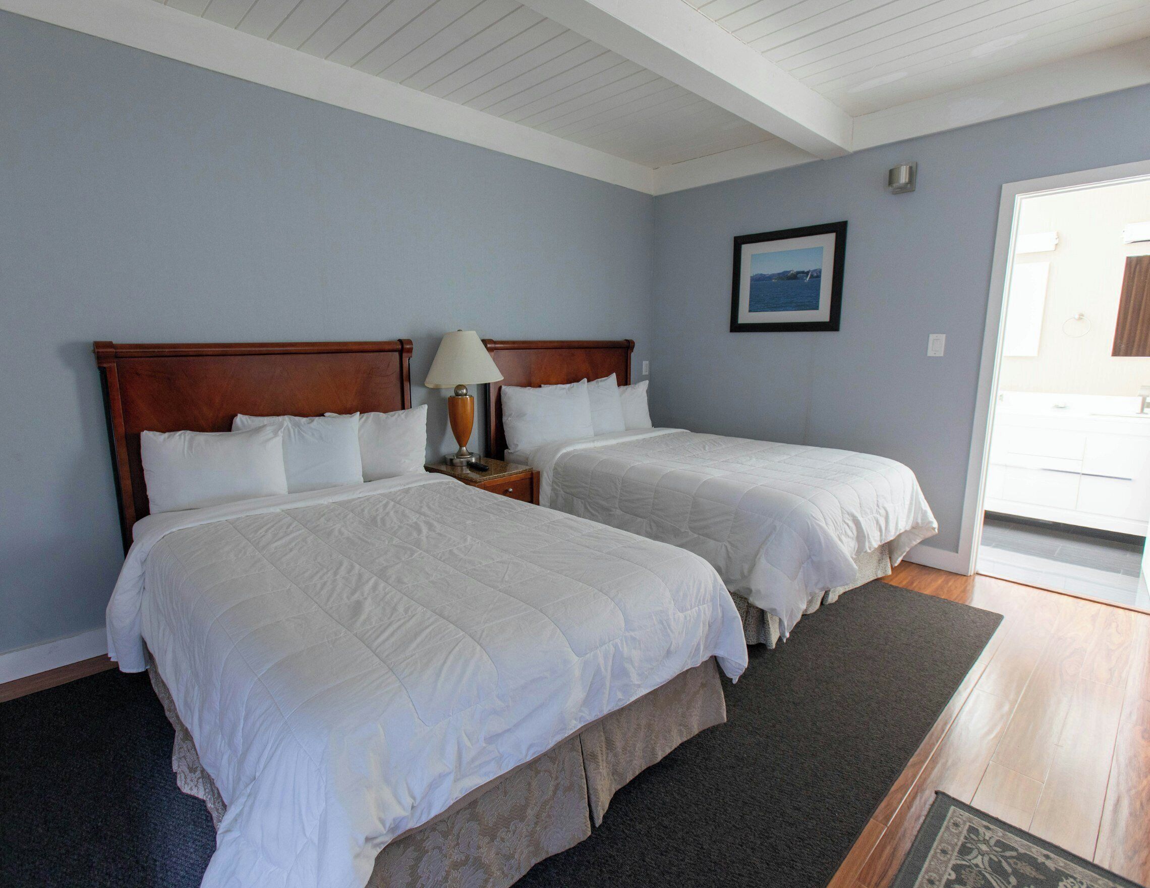 Skrivebord for bærbar PC, blendingsgardiner og strykejern/-brett