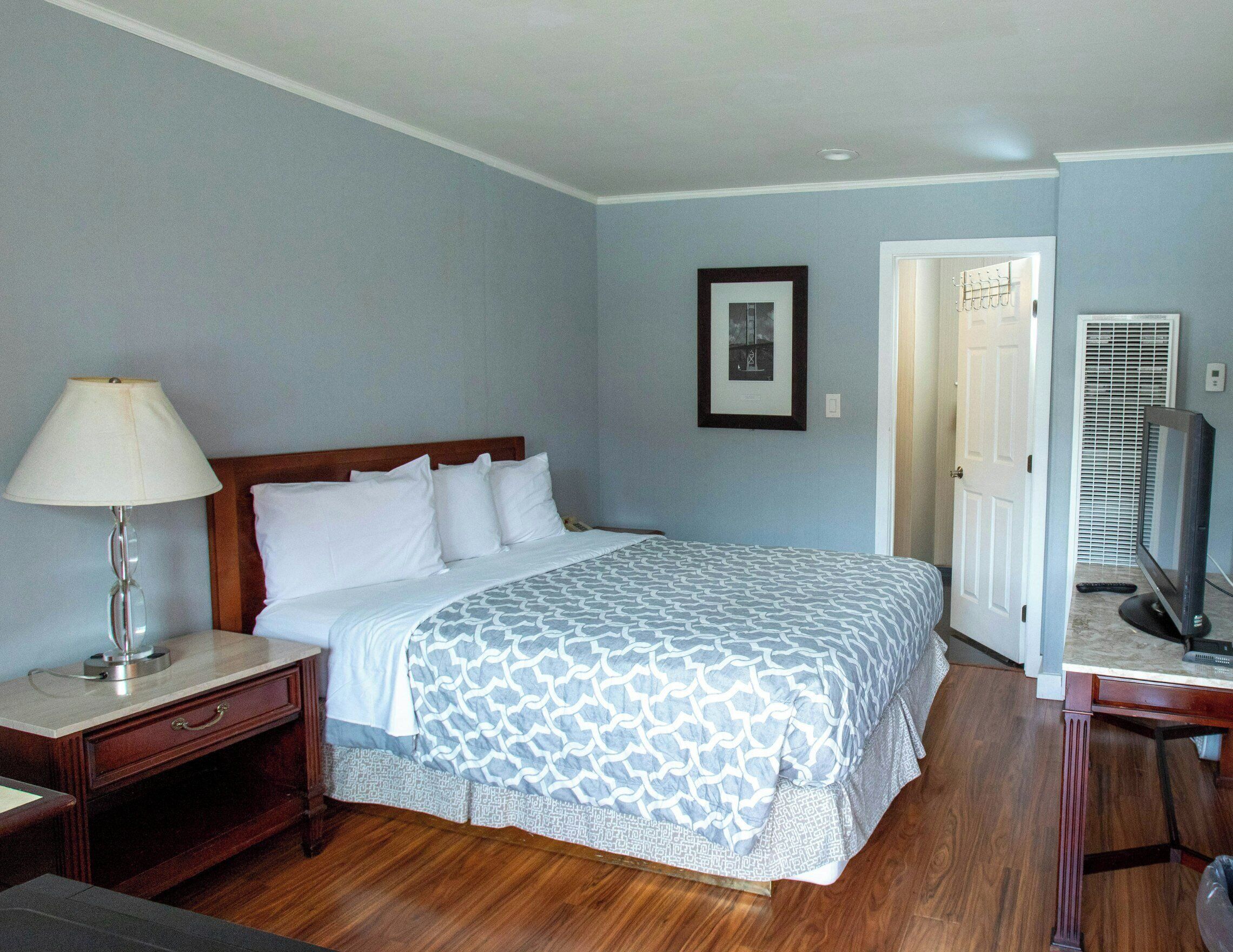 Laptop workspace, blackout drapes, iron/ironing board, free WiFi