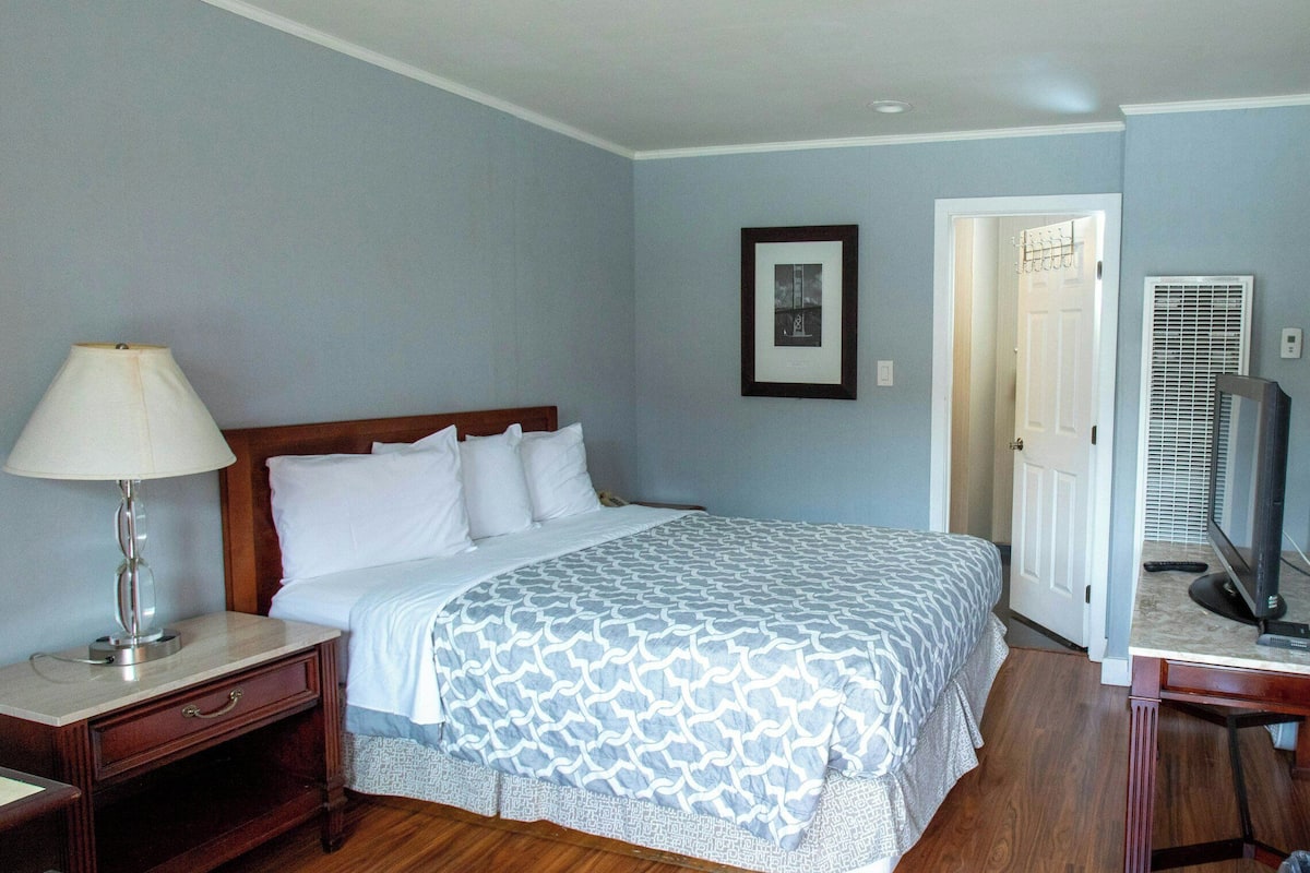 Laptop workspace, blackout drapes, iron/ironing board, free WiFi