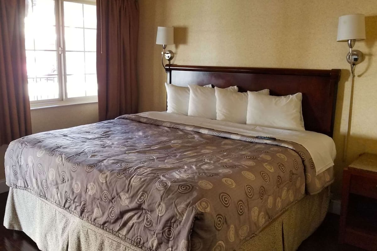 Laptop workspace, blackout curtains, iron/ironing board, free WiFi