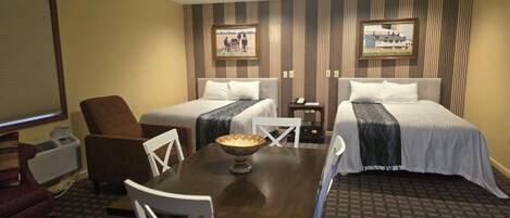 Familie-studiosuite, 2 queensize-senger | Skrivebord, blendingsgardiner, strykejern/-brett og wi-fi (inkludert)