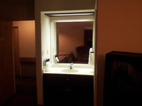Standard Room, 1 King Bed | Bathroom sink. Classic Inn