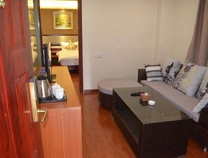 24-inch LED TV with satellite channels, TV - Good Luck Hotel (Yangon)