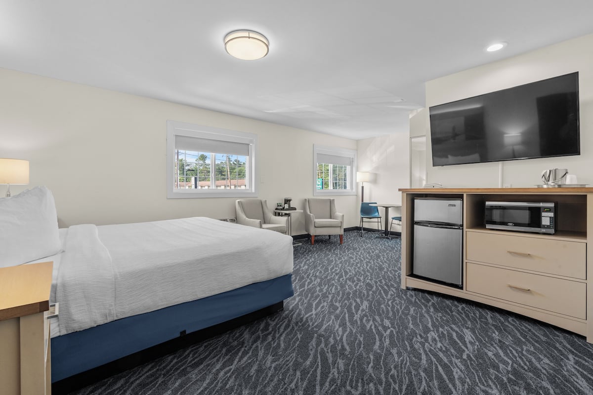 Enkeltrom, 1 kingsize-seng (2nd Floor Courtview, King Bed w/ Spa) | Blendingsgardiner, strykejern/-brett, wi-fi (inkludert) og sengetøy